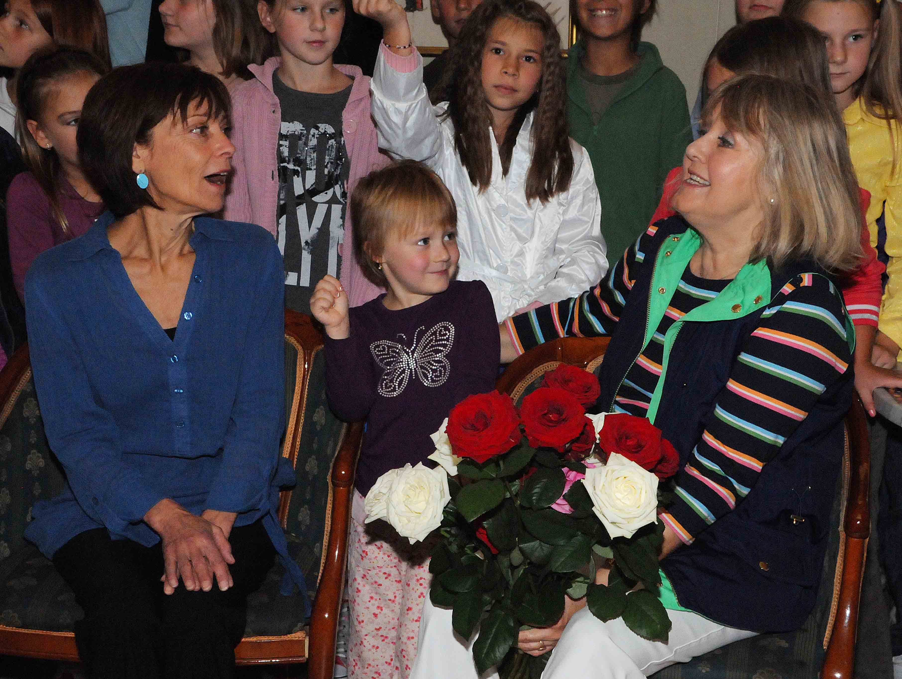 Venczel Vera , Hal&aacute;sz Judit a gyerekekekkel